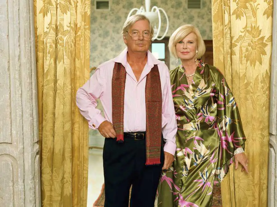 the-curtain-or-doorway-concealment-hidden-couple-photos