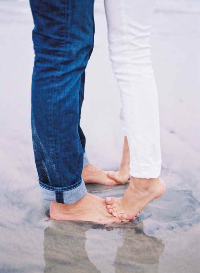 the-focus-on-feet-and-movement-hidden-couple-photos