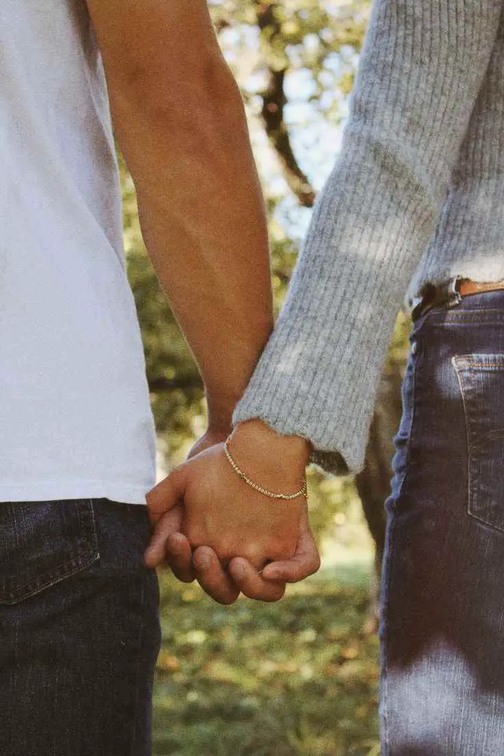 the-hands-through-a-gap-hidden-couple-photos