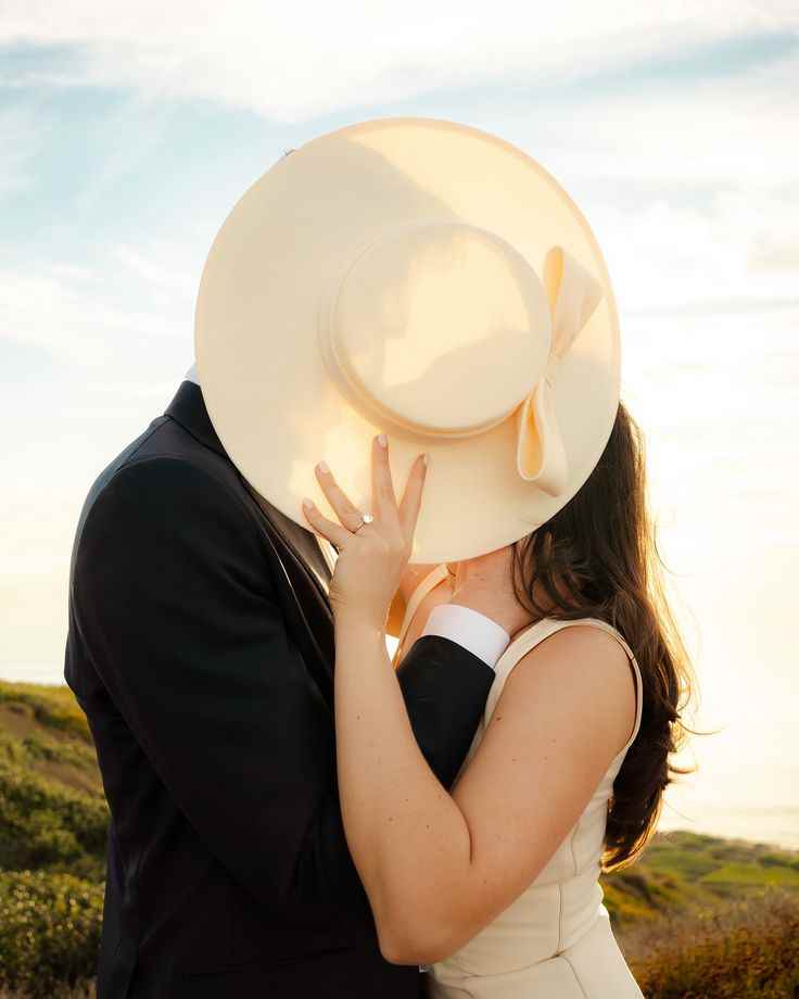 the-hat-and-brim-concealment-hidden-couple-photos