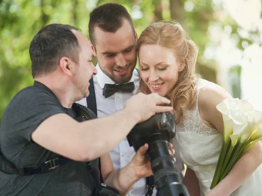 the-layered-crowd-effect-hidden-couple-photos