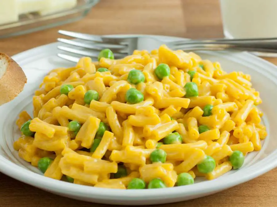 mac-and-cheese-with-peas