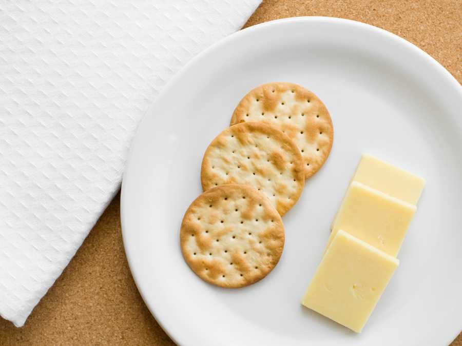 simple-cheese-and-creakers-plate